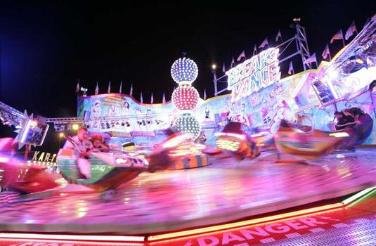 un manège de fête foraine à la foire saint jean de strasbourg