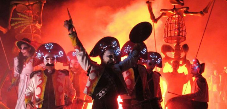 compagnie de théatre de rue en spectacle nocturne pour le FArse, festival des arts de rue